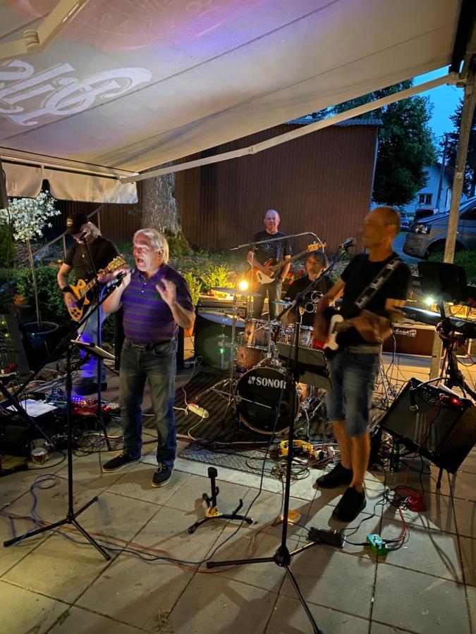 Hostinec U Pejska A Kocicky Marianske Lazne Luaran gambar