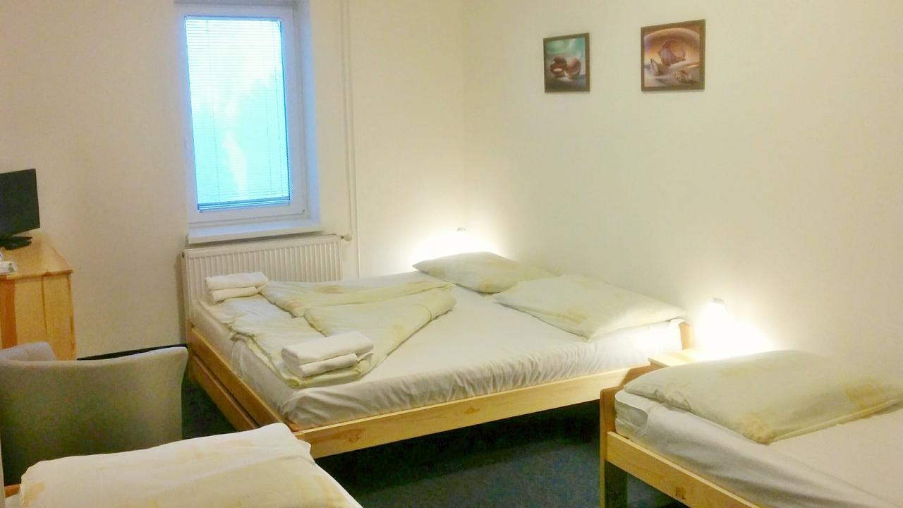 Hostinec U Pejska A Kocicky Marianske Lazne Luaran gambar