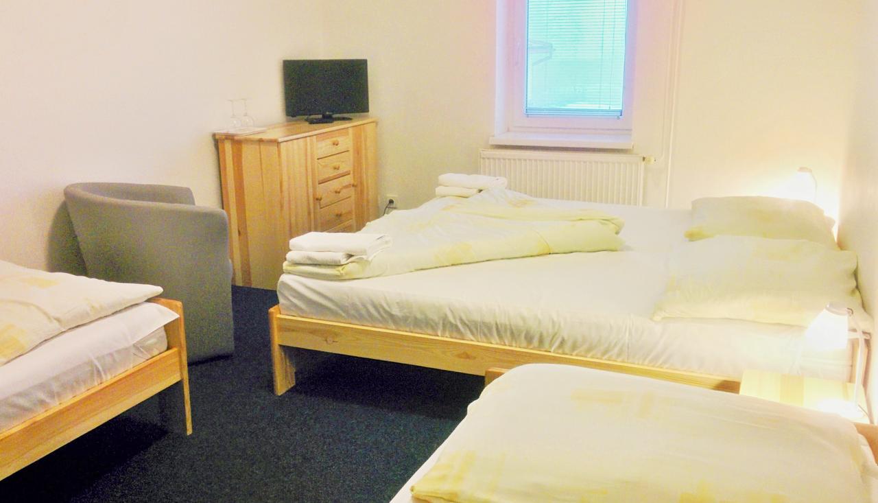 Hostinec U Pejska A Kocicky Marianske Lazne Luaran gambar